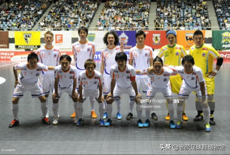 日本人从巴西挖来过气品牌，包装成时尚足球潮牌成功杀入中国市场