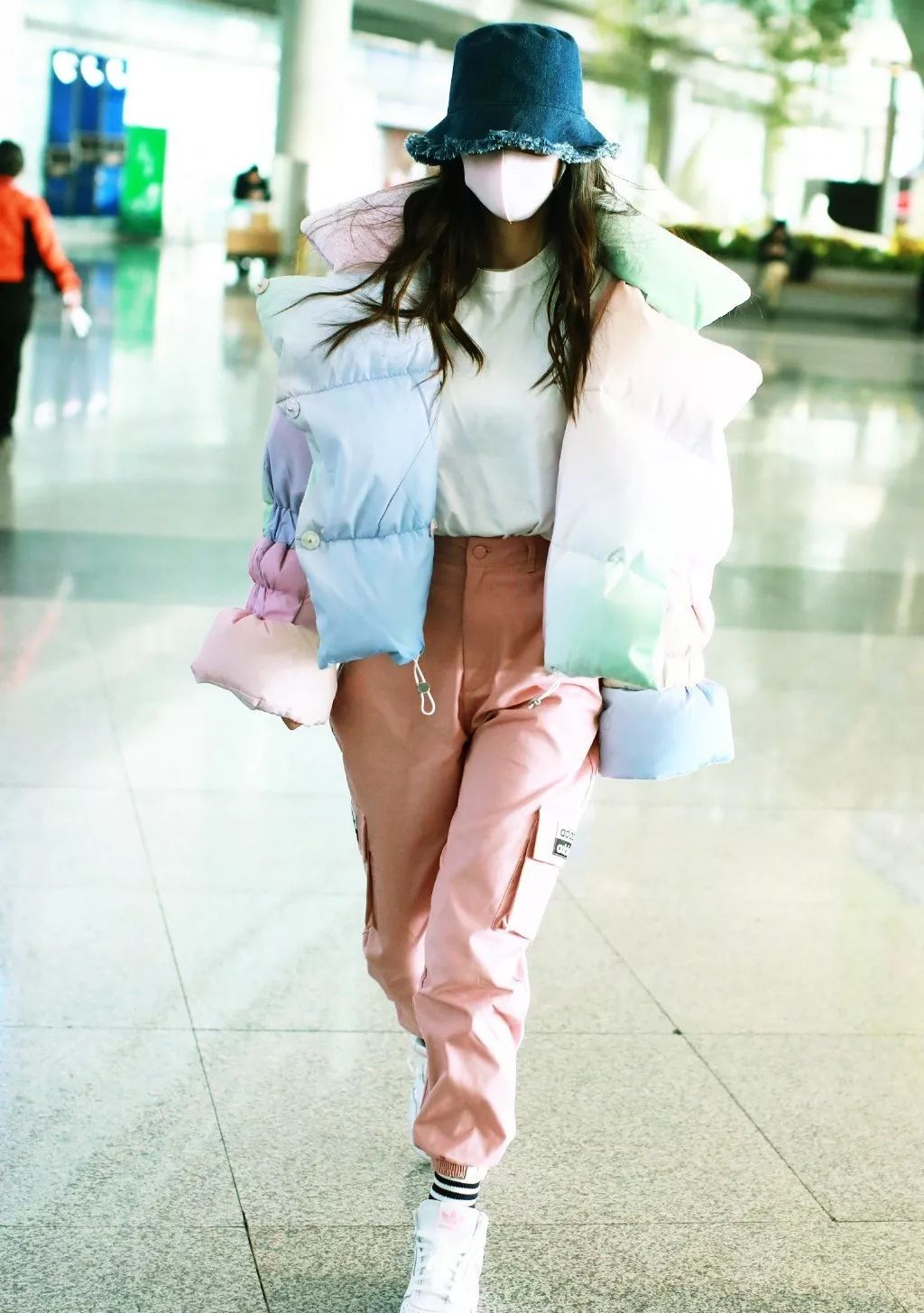 这周女艺人们穿了啥潮流尖儿货刘雯的夹克我先锁了