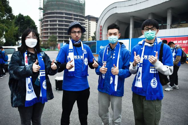 8000万冠军之省的另一面：进球后，省长在地上翻了4个跟头