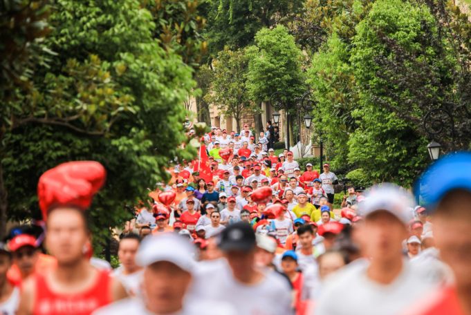 王珞丹成都活动,马拉松燃爆全城