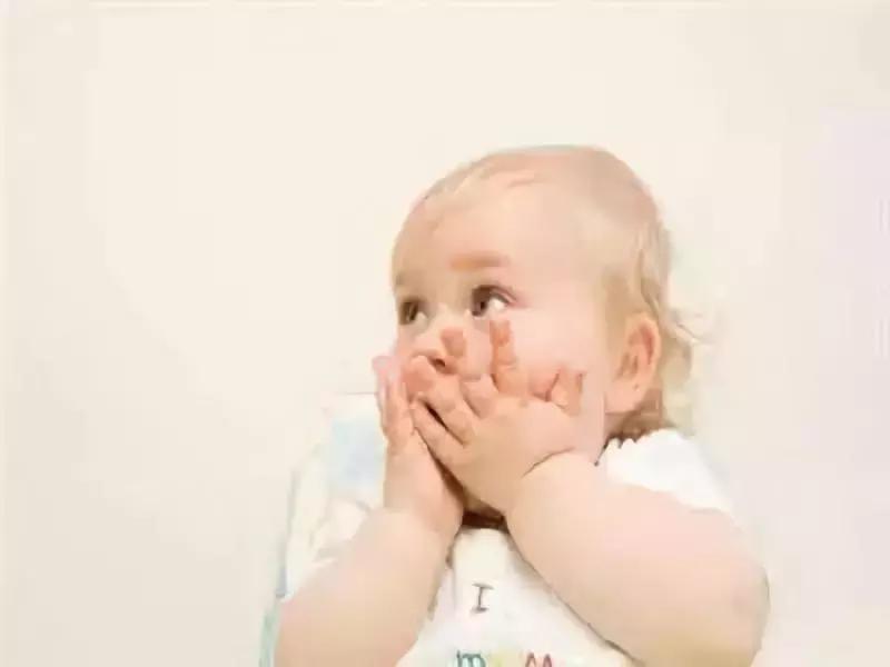 宝宝经常放屁又响又臭是怎么回事,宝宝经常吐奶和放屁是怎样一回事