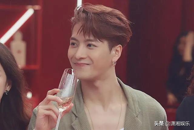 王嘉尔懒理丁太升粗鄙之语,冒雨参加活动,隔着口罩送飞吻引尖叫