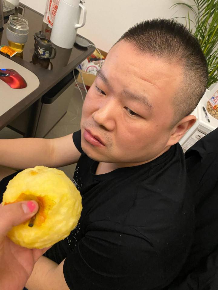 岳云鹏深夜偷吃被发现完整版,岳云鹏吃苹果完整