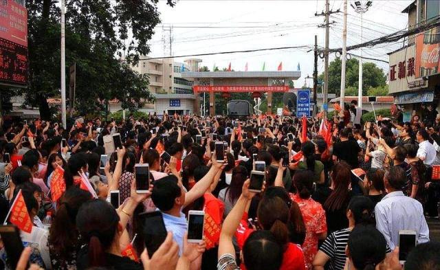 家长为了高考也是拼了,家长为了高考不择手段