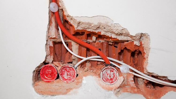 埋墙里的电线烧坏了怎么更换,家里电线烧坏怎么办不用拆墙