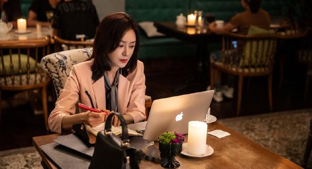 秦岚红色帅气的西装端庄又迷人,秦岚短发西装正脸