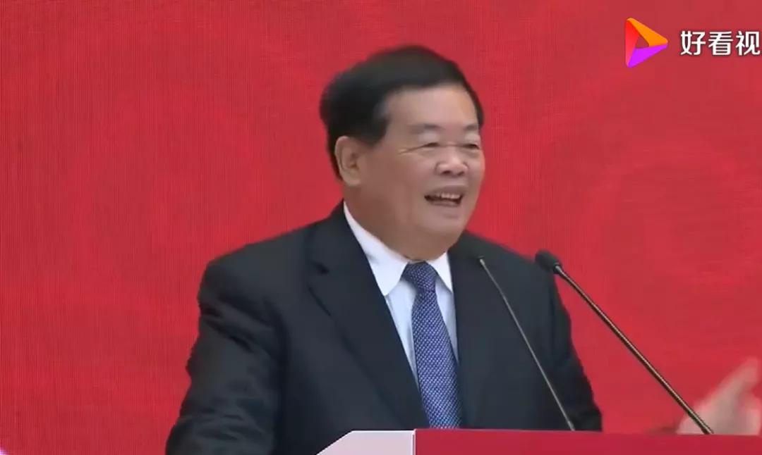 玻璃大王曹德旺谈首善,玻璃大王曹德旺的传奇故事