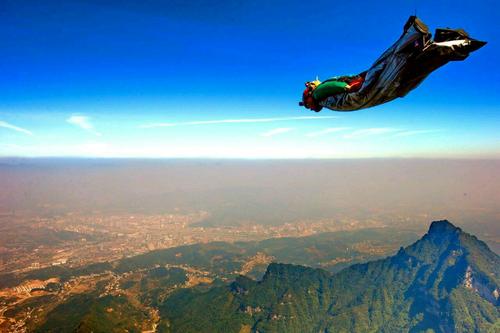 中国第一人翼装飞行视频,中国第一翼装飞行人在天门山试飞