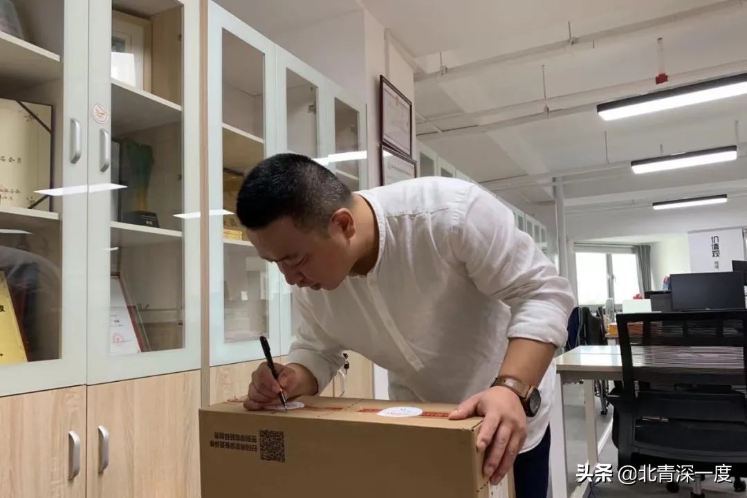 163位抗疫牺牲者孩子如何“疗伤”：警察父亲猝死儿子患严重精神疾病，去世村医母亲拿到抚恤金赶走儿媳孙子