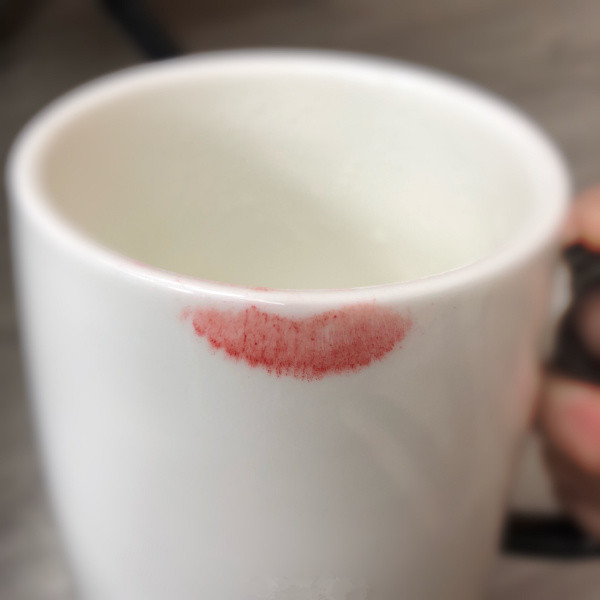 口红沾杯掉色解决方法,口红掉色沾杯两个方法有效处理