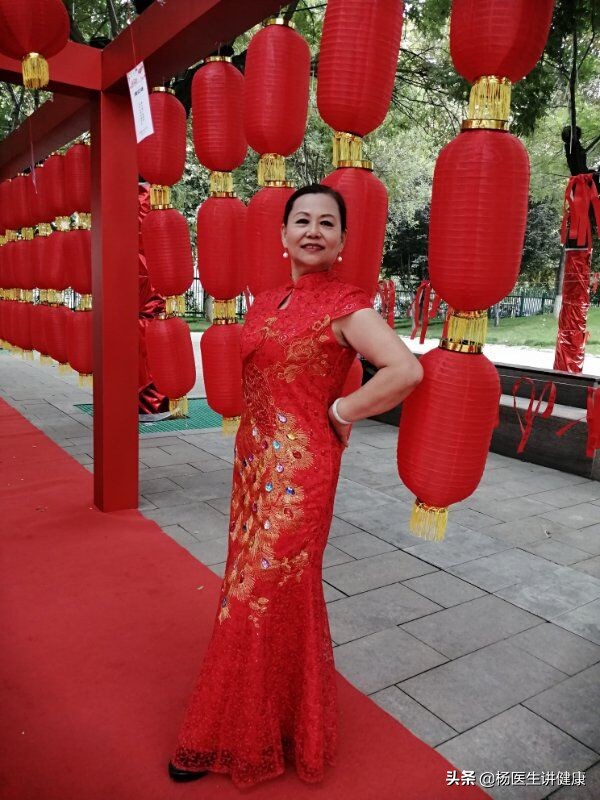 63岁长高4厘米——双膝疼痛度日如年 模特走起如花笑靥