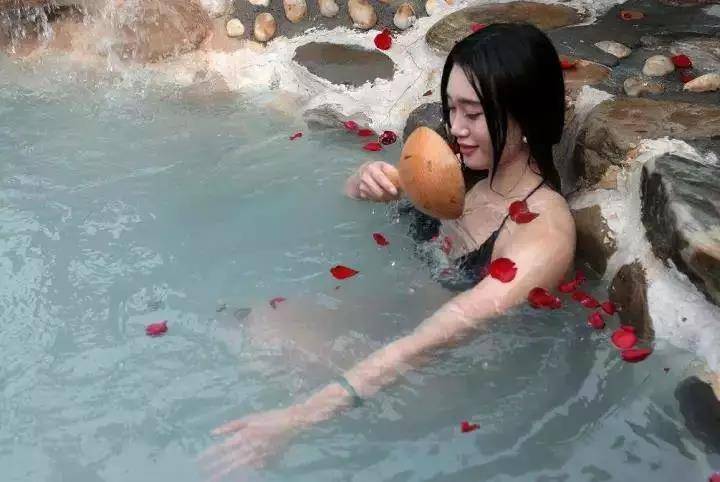 「冬来临·醉温泉」新装怡情谷主楼高级房，早晚2餐+泡38个温泉池