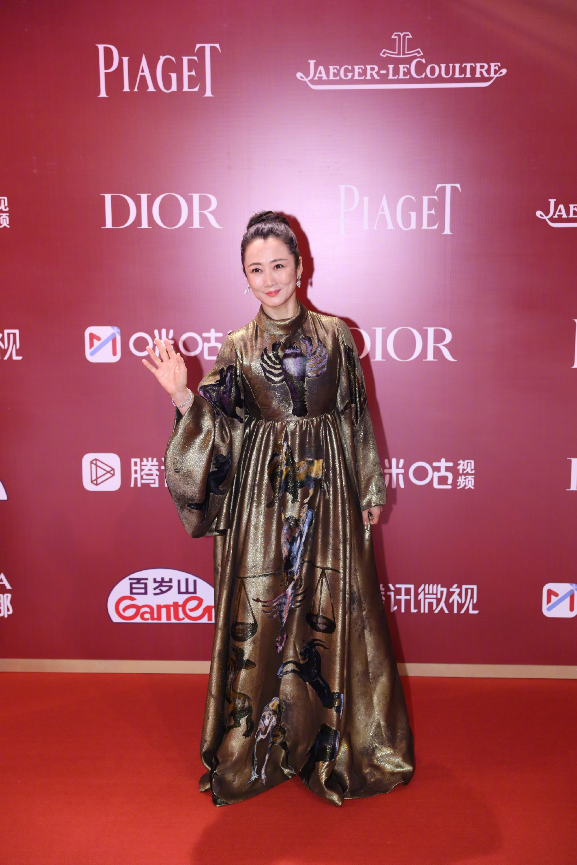 赵涛和周冬雨颁奖,赵涛周冬雨颁奖