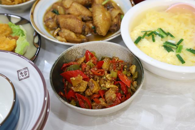 丰盛的午餐色香味俱全周末美食,天气热周日在家陪孩子吃美食