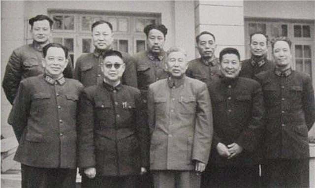 钟期光阔别30年回乡：磕头3次跪谢干父母救命之恩，奉上人参