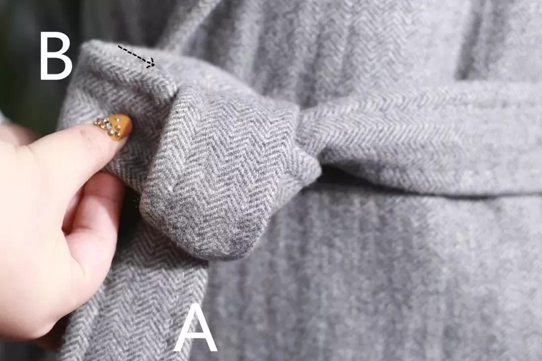 风衣后面的腰带怎么系,带扣风衣腰带后面系法