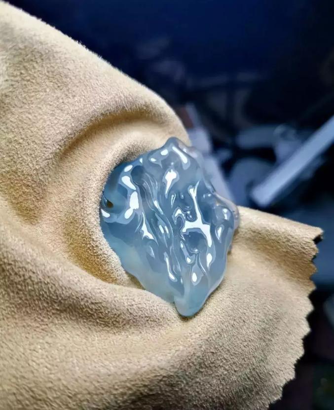 开窗已是满色的翡翠原石,翡翠原石假皮开窗表现图片