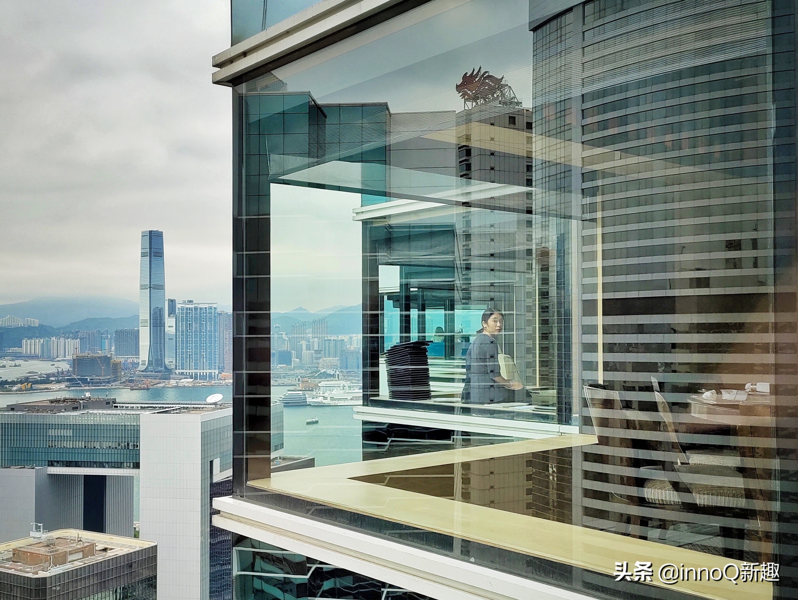 看！这部手机真的完整诠释了什么叫『五彩斑斓的黑』