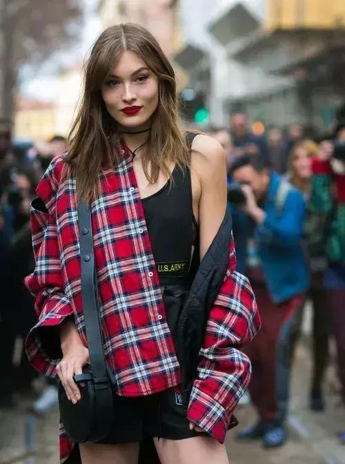 刘雯格纹,刘雯穿格纹衫好看吗