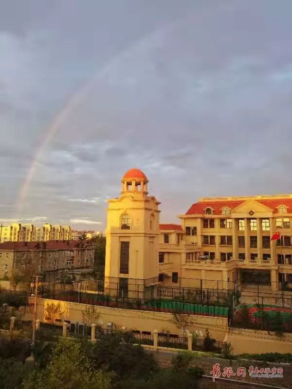 青岛雨后巨型彩虹,雨后青岛出现巨型彩虹照片