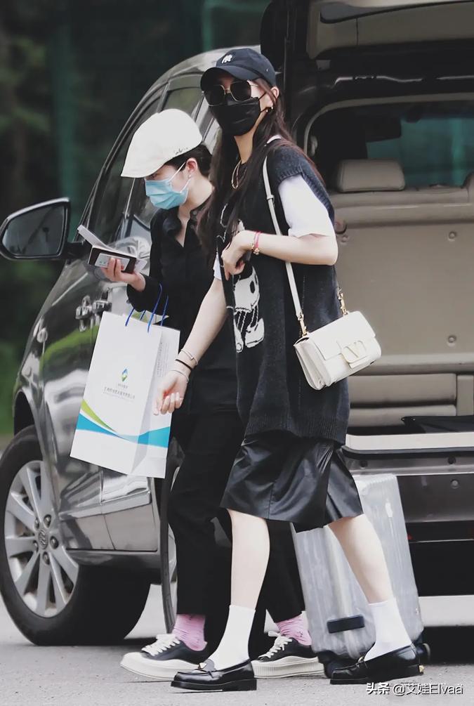 唐嫣刘雯亲自示范皮裤穿搭,唐嫣穿黑皮衣皮裤的视频