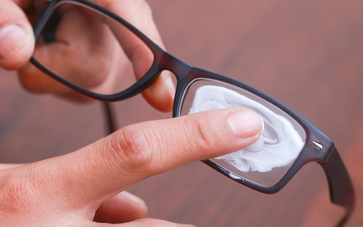 怎样消除眼睛部位的斑,5个技巧将帮助消除眼睛上的划痕