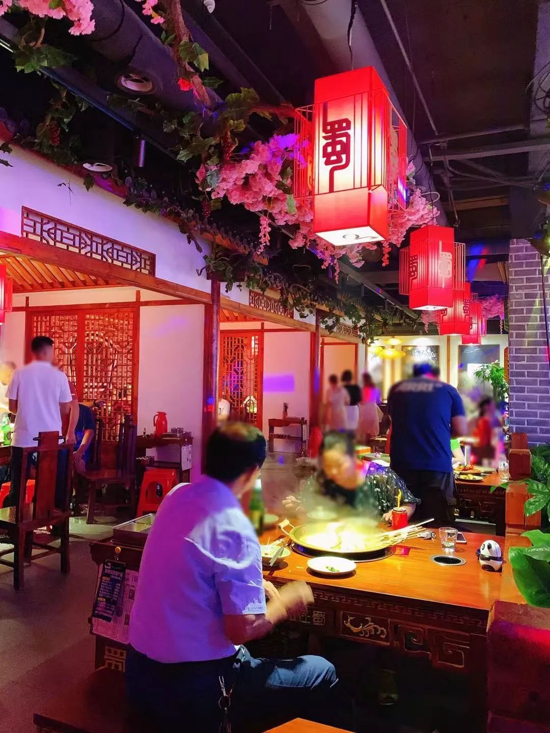 藏在火锅店里的最强演艺,吃着火锅听着歌,长春这家店真是嗨爆了