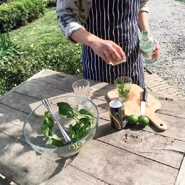 这家破厂房改造的花店,这是北京最美的小花店,明星都来拍照