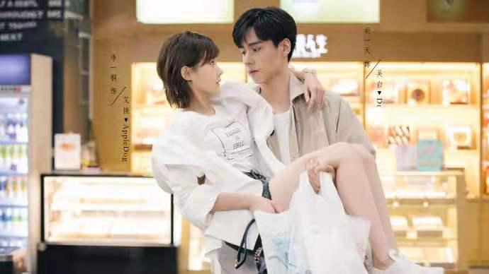 胡一天用奶茶吹泡泡,胡一天新剧用奶茶吹泡泡花絮