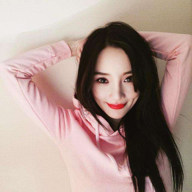 李小璐在家视频教化妆，当镜头凑近，“双眼皮”暴露真实面容