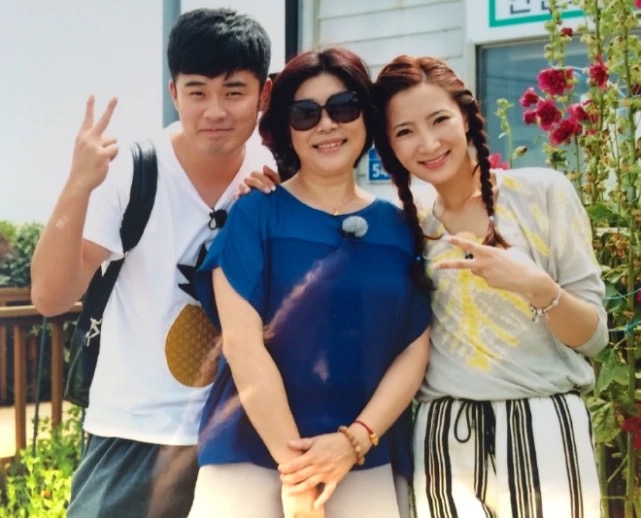 陈赫晒一家四口全家福,陈赫全家出游妈妈晒照其乐融融