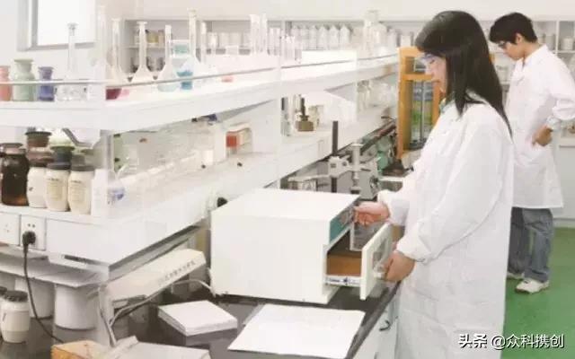 滴完眼药水多久可以洗澡,滴眼药水的时候要把眼睛洗干净吗