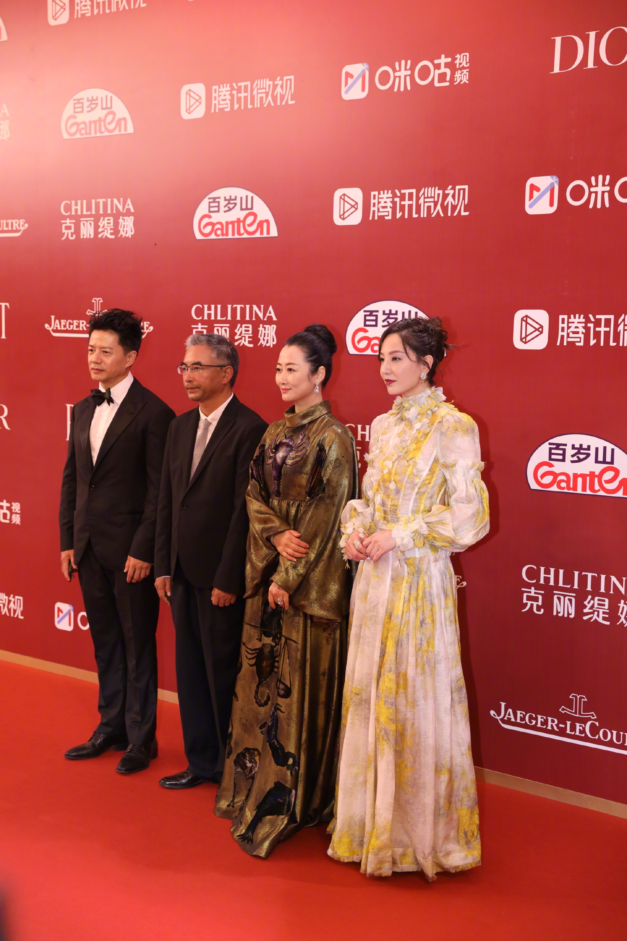 赵涛和周冬雨颁奖,赵涛周冬雨颁奖