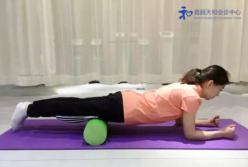 教你4招，自己在家就能缓解产后腰背痛