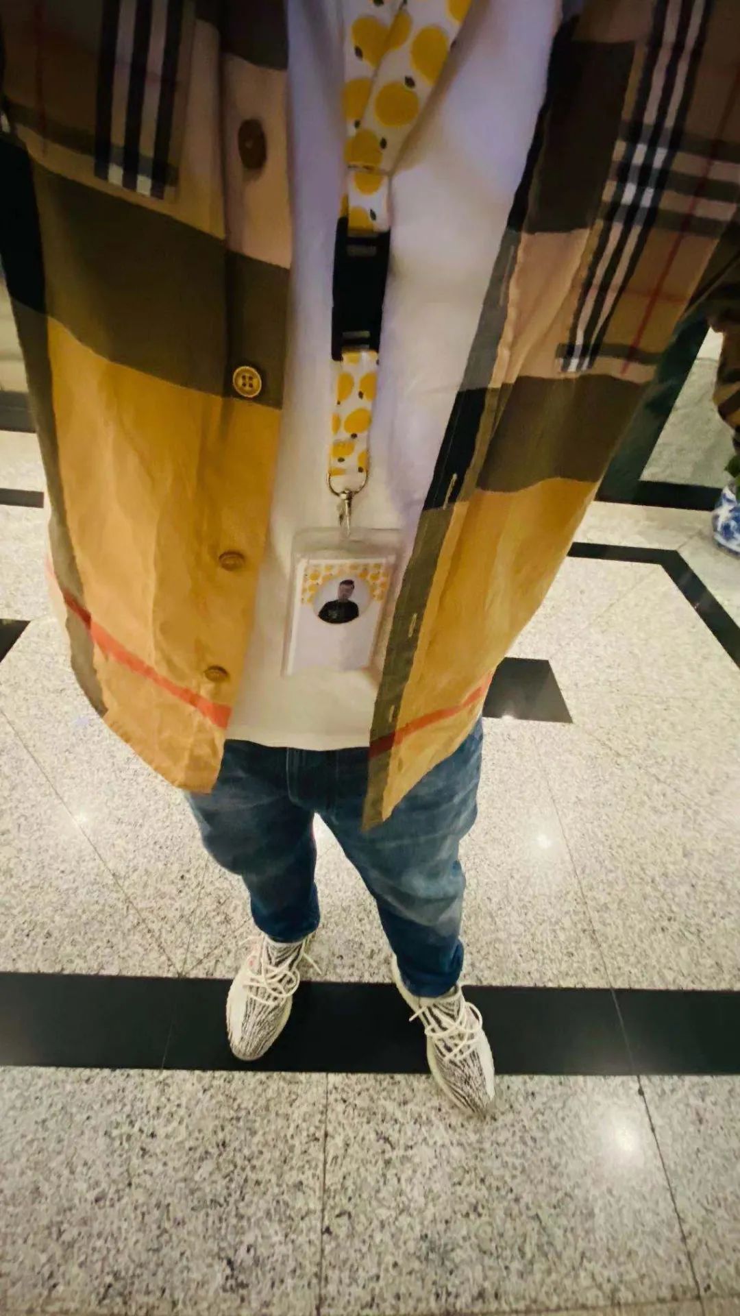 涨见识了!原来很多开宝马的都有一面鞋墙,穿的球鞋不上千就上万