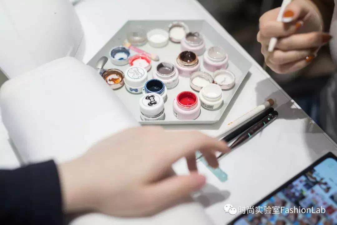 我应该给这些被骗来做美甲的男生道个歉