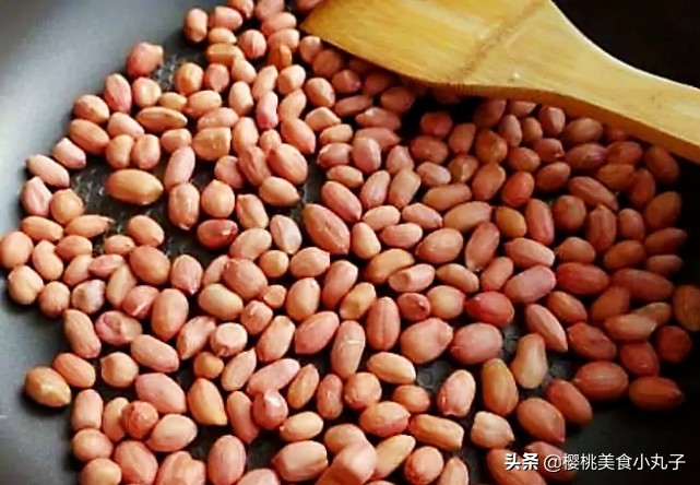 炸花生米先放油还是先放花生米,炸花生米和煮花生米哪个更好
