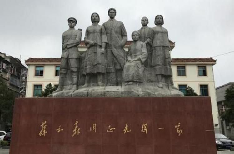 秋瑾是中国第一位女共产党员吗,秋瑾第一位党员