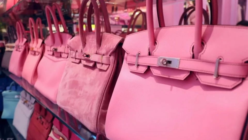 香奈儿磨刀、爱马仕砌墙,J姐的衣帽间戏可真多