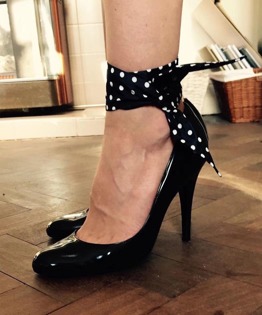 丝巾多种搭配让你变身时髦精,土气又廉价的丝巾穿搭技巧