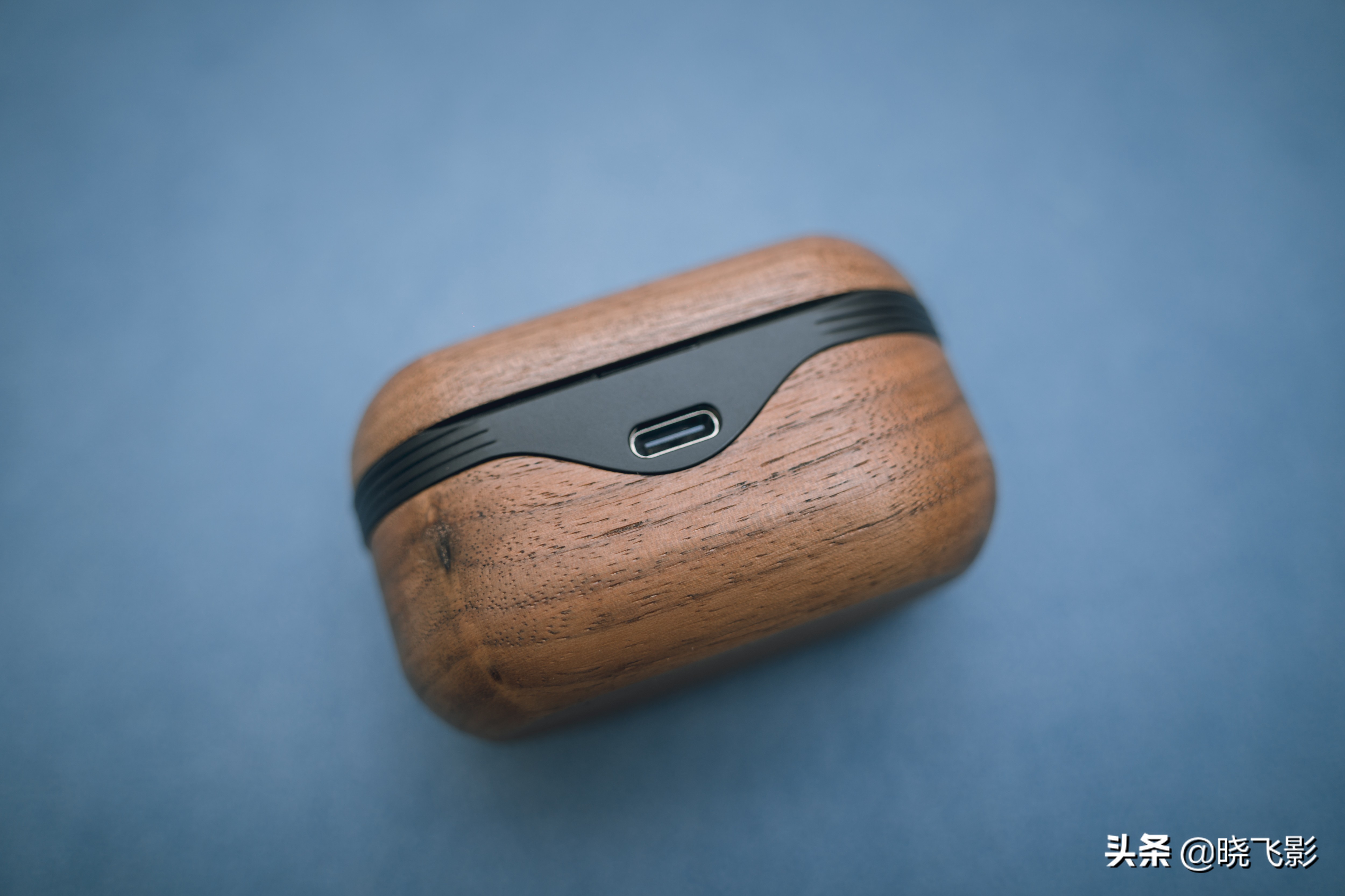 一个耳机盒有两种耳机,一个耳机盒