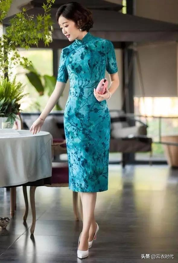 穿旗袍的站姿和坐姿,旗袍的正确站姿教学