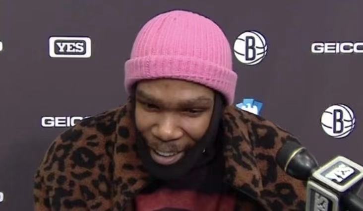 杜兰特穿太阳连帽衫球裤亮相,杜兰特穿西装在球场上瞎逛