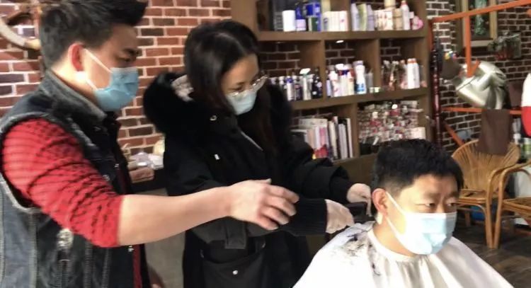 头发太长理发店不开门,头发太长去理发店找理发师剪头