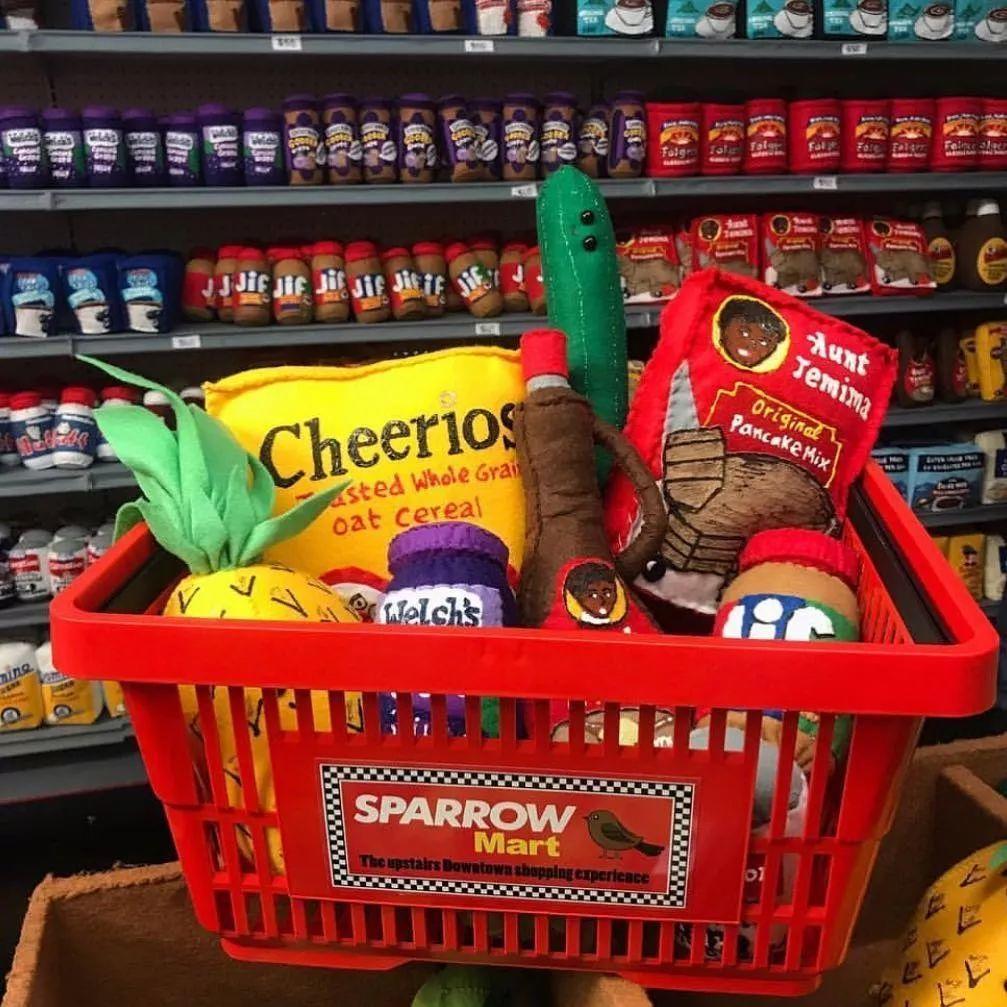 艺术家用一块布打造便利店、情趣用品店...生意却异常火爆