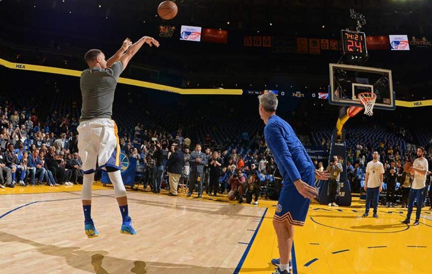 你投篮的时候盯着球看还是盯着框看?想不到这里竟有这么大学问