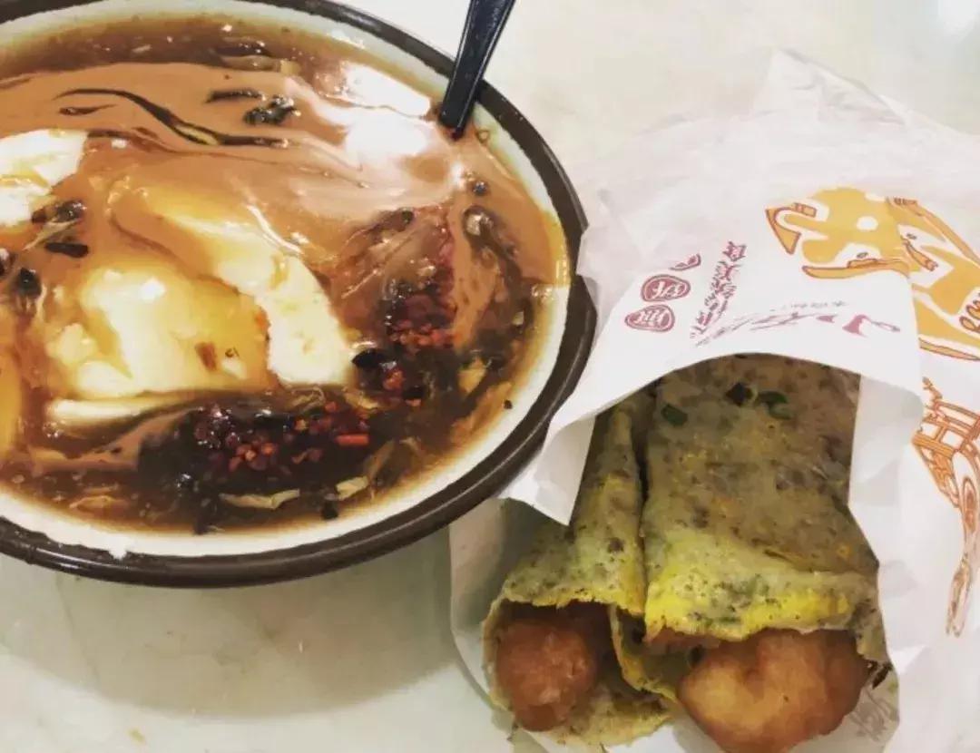 天津特色美食天津煎饼果子 (天津风味小吃三绝)