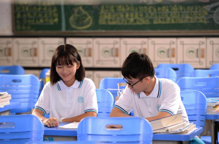 有种“贫穷”叫买不起校服,学校精心“定制”,家长却并不买账