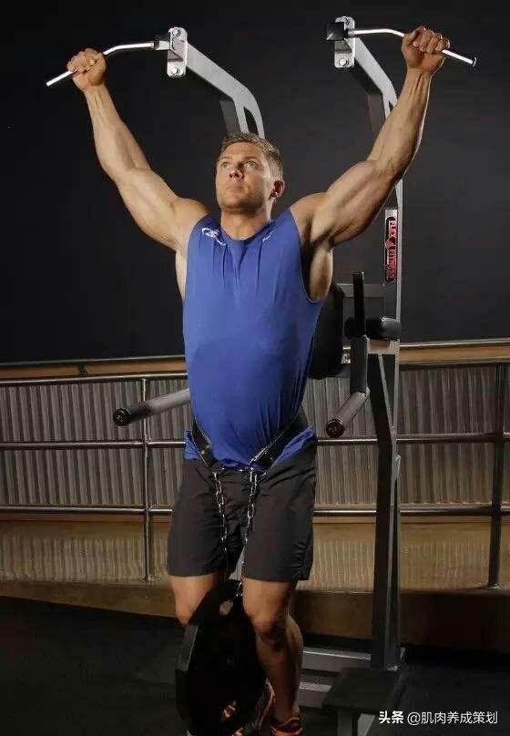 2个动作改善弯腰驼背强背力,总是弯腰驼背如何锻炼背部肌肉