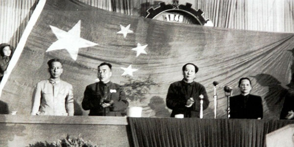 1949年,他设计的五星红旗当选为*旗国**,毛主席盛赞:就是要大团结